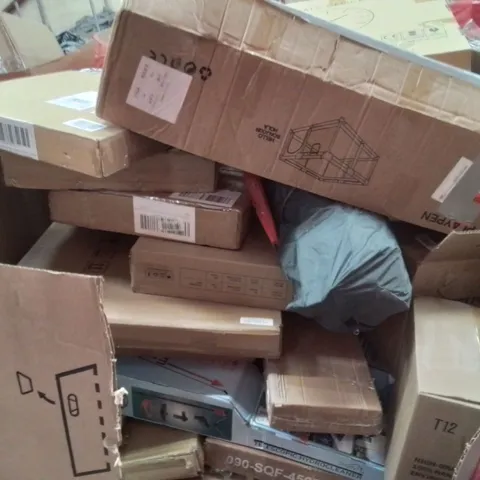 PALLET CONTAINING VARIOUS ASSORTED BOXED HOUSEHOLD ITEMS TO INCLUDE: EXTENDABLE WATER BRUSH, PLAYPEN, DESK STAND CLAMP, WALL MOUNTED BATHROOM MIRROR AND LOTS MORE UNMARKED BOXED ITEMS
