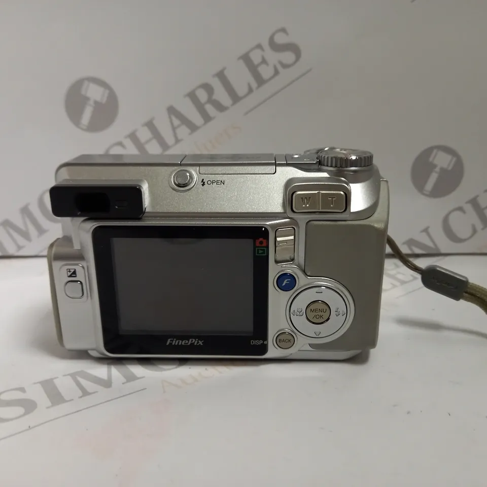 BAGGED FUJIFILM E550 DIGITAL CAMERA WITH CASE