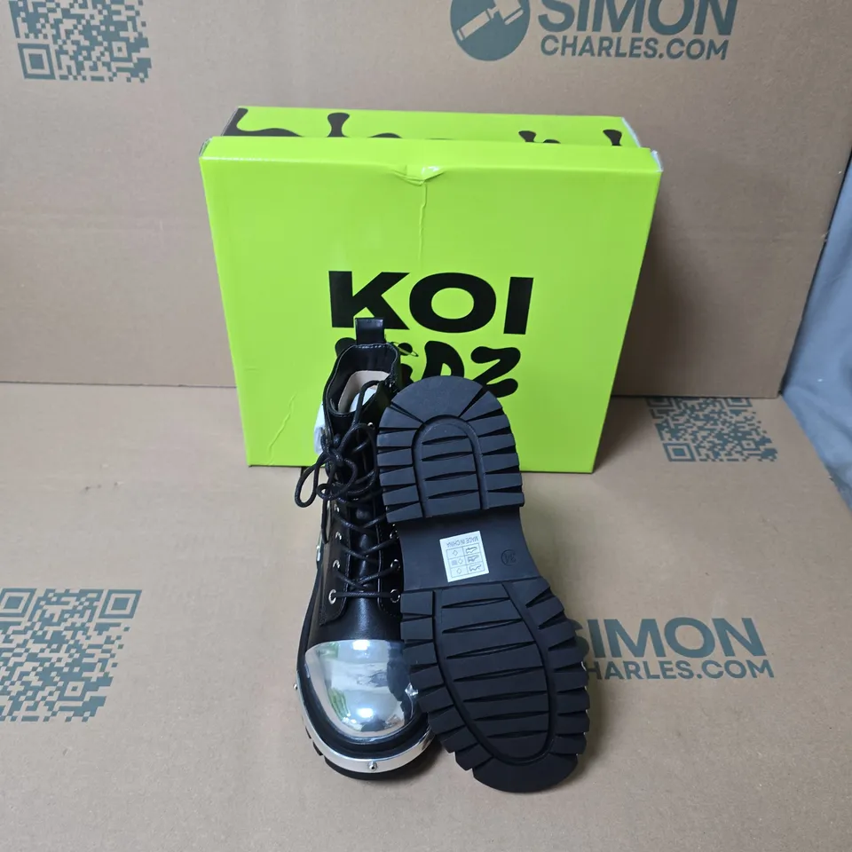 BOXED KOI KIDZ LIL' BORIN HARDWARE BOOTS BLACK / METAL UK SIZE 2 