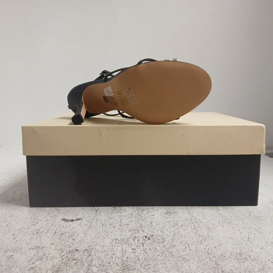 BOXED PAIR OF KURT GEIGER OPEN TOE HEELS IN BLACK GLITTER W. JEWEL EFFECT BOW DETAIL SIZE EU 37