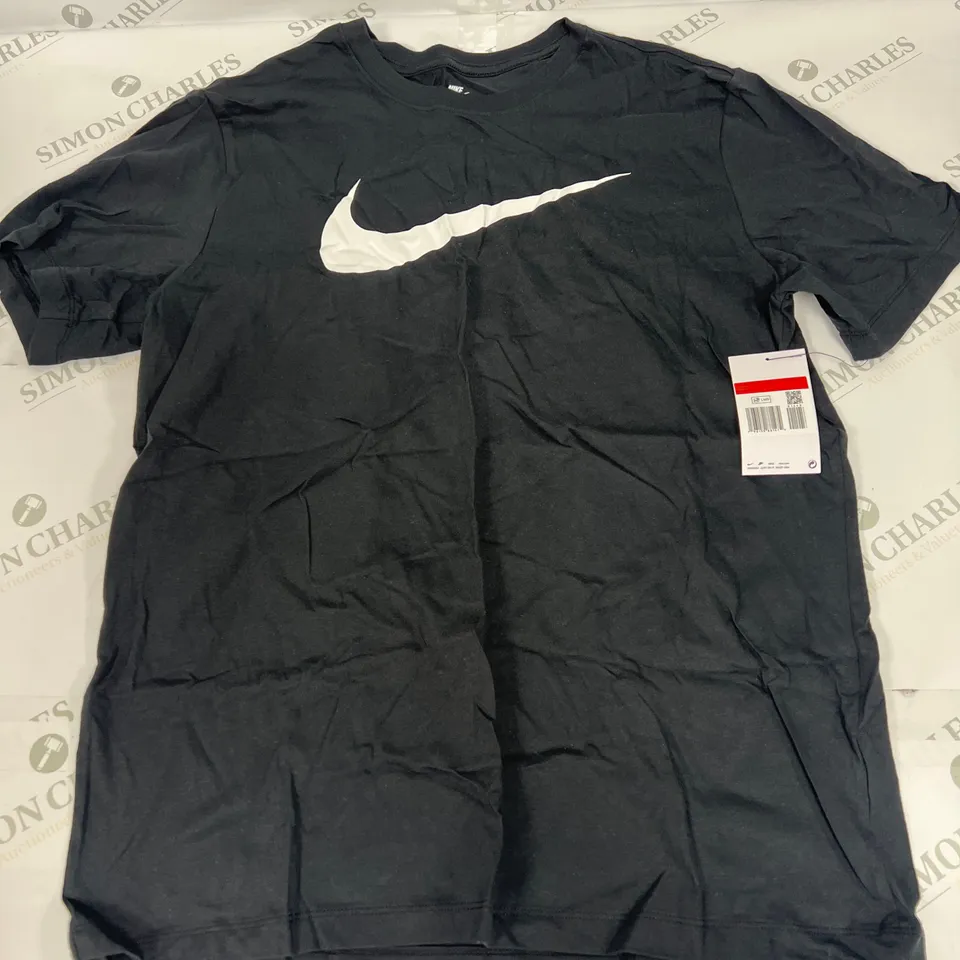 NIKE LOGO T SHIRT IN BLACK SIZE LARGE 