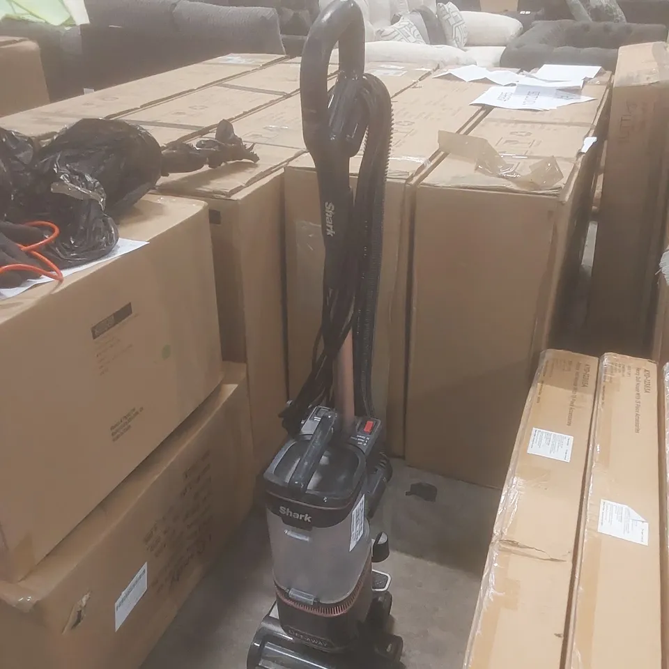 SHARK CORDED UPRIGHT VACUUM CLEANER- NZ6OUKT RRP £269