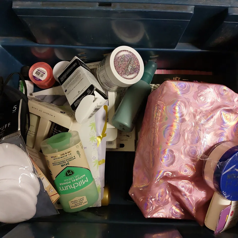 BOX OF APPROX 20 COSMETIC ITEMS TO INCLUDE LEE STAFFORD COCOLOCO 11-IN-1 LOTION, HAIR MASK AND GARNIER MICELLAR WATER