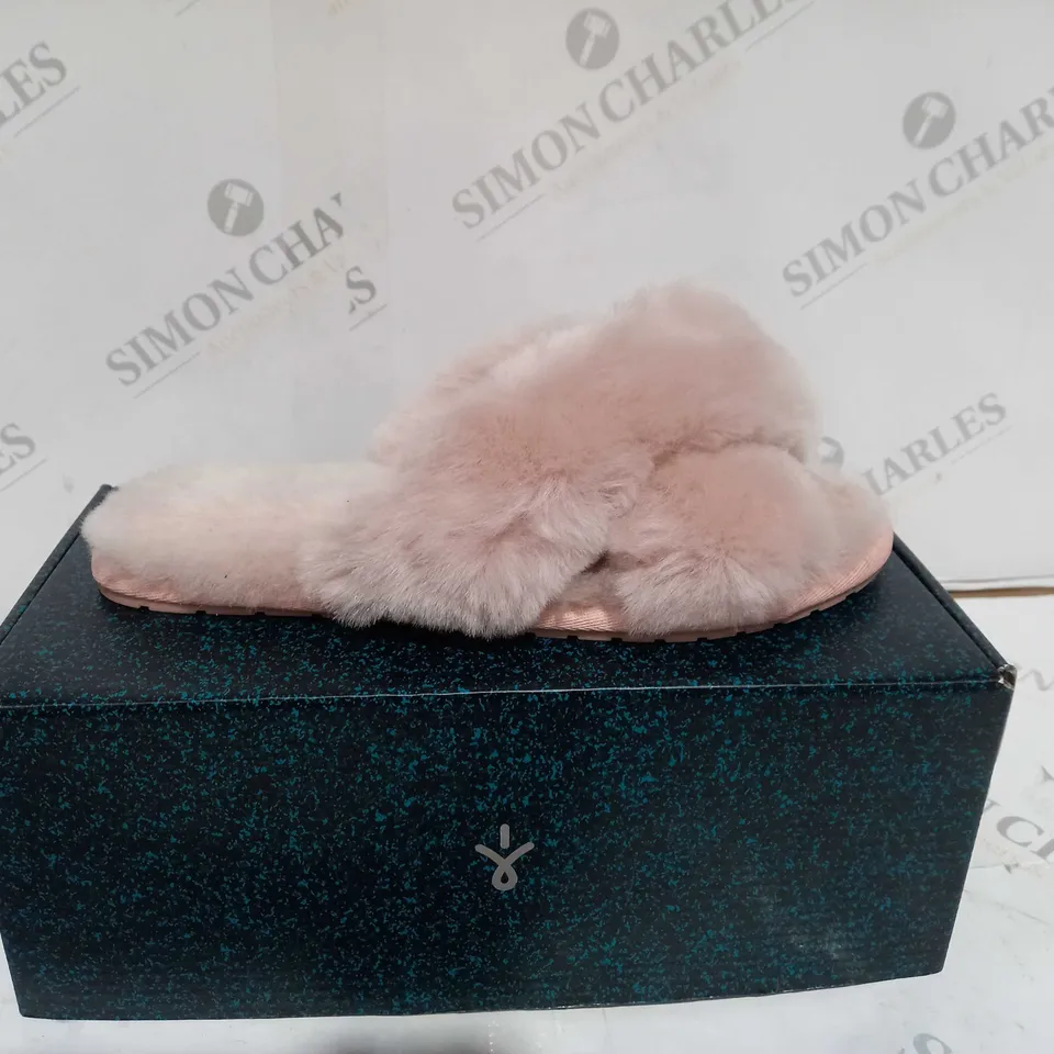 PAIR OF FLUFFY SLIPPERS (PINK)