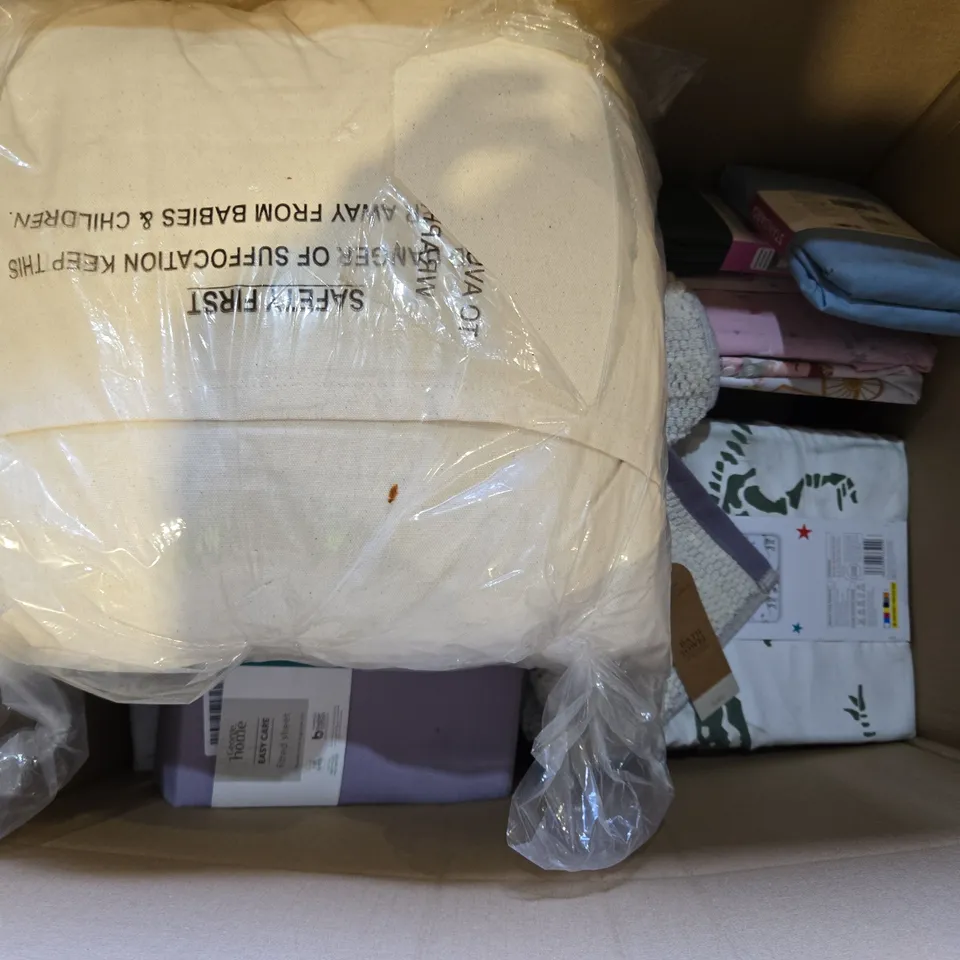 BOX OF APPROXIMATELY 12 ASSORTED BEDDING AND SOFT FURNISHING  ITEMS TO INCLUDE - SATEEN EXTRA DEEP FITTED SHEET , UNICORN DUVET SET , DUVET SET KING ETC