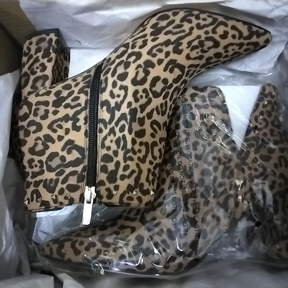 2 SHOE BOXES CONTAINING MARC FISHER CLIENT JAGUAR ANKLE BOOTS SIZE 6.5