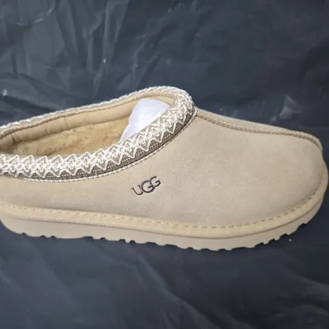 UNBOXED PAIR OF UGG KUWANS WOMENS CLASSICS IN BEIGE - SIZE 37