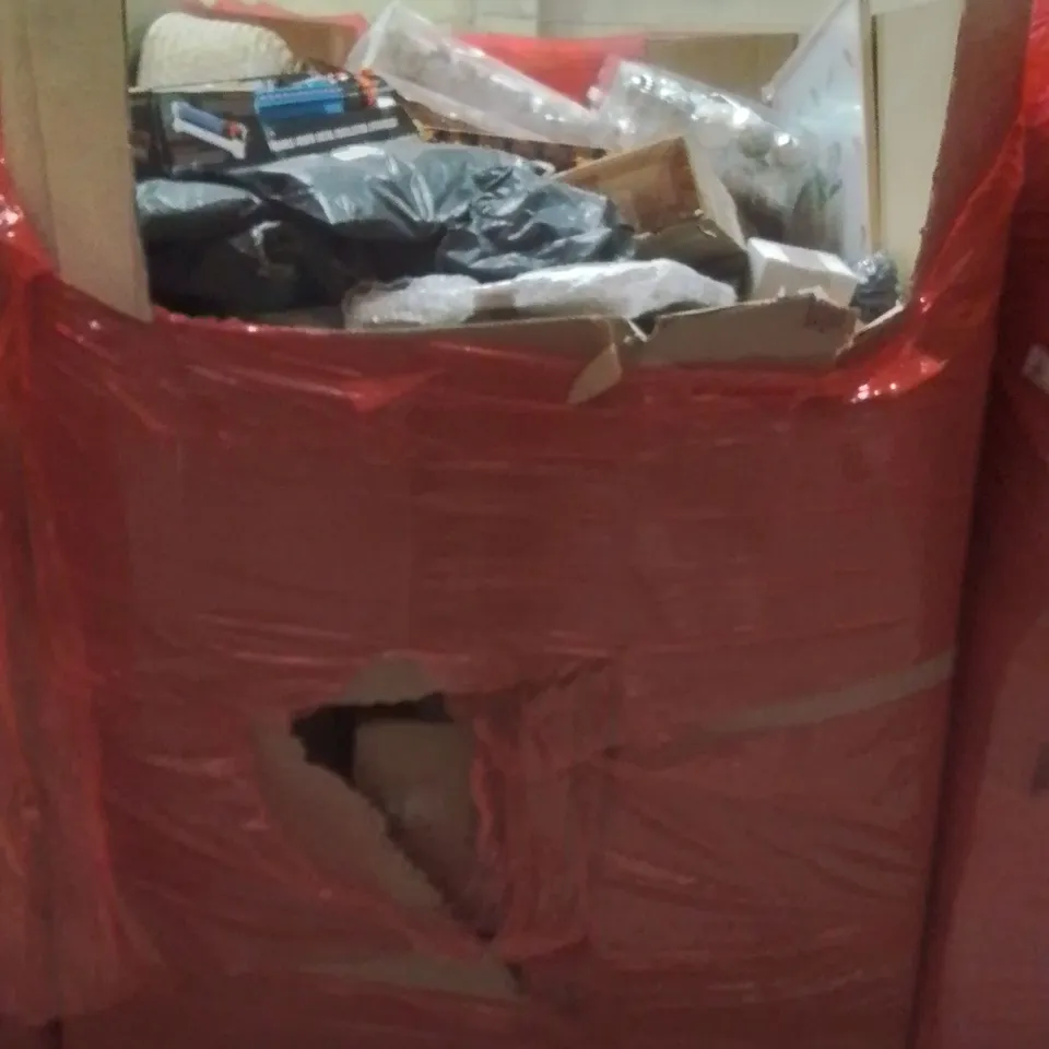 PALLET CONTAINING VARIOUS ASSORTED BOXED HOUSEHOLD ITEMS TO INCLUDE: GARDEN SPRINKLER, WICKER BASKET, SALT GUN, LARGE RUG AND LOTS MORE UNMARKED BOXED ITEMS 