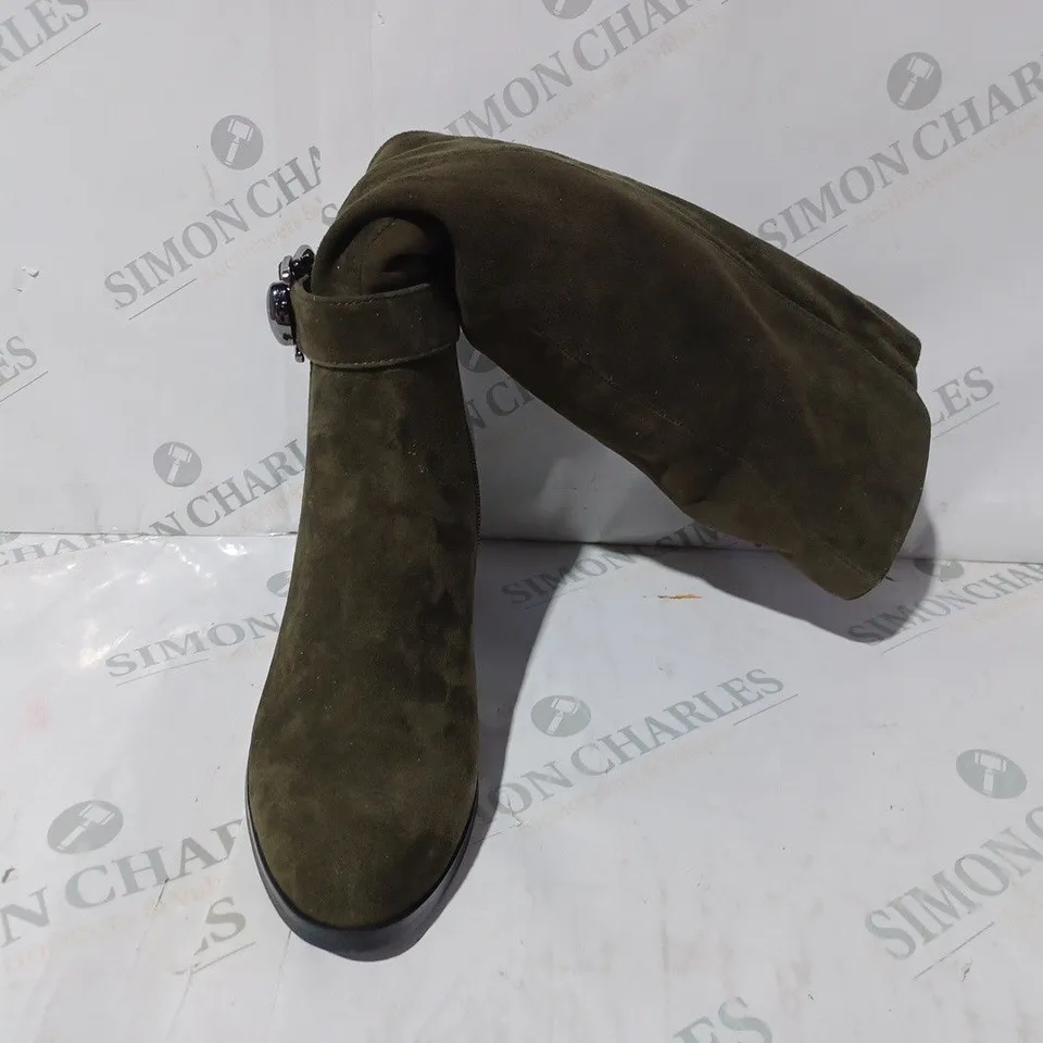 BOXED PAIR OF MODA IN PELLE TANCI KNEE HIGH BOOTS IN MOSS GREEN SUEDE EU SIZE 39