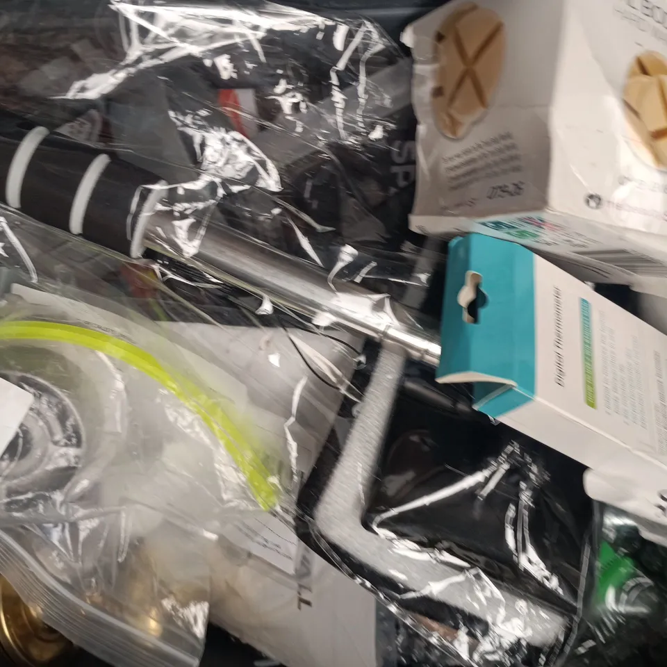 APPROXIMATELY 10 ASSORTED HOUSEHOLD ITEMS