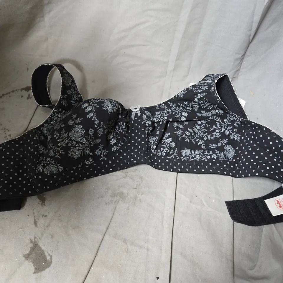 BOX OF APPROXIMATELY 8 ASSORTED CLOTHING ITEMS INCLUDING ANITA COMFORT BRA , SLENDERELLA HOUSECOAT AND ANITA BRA