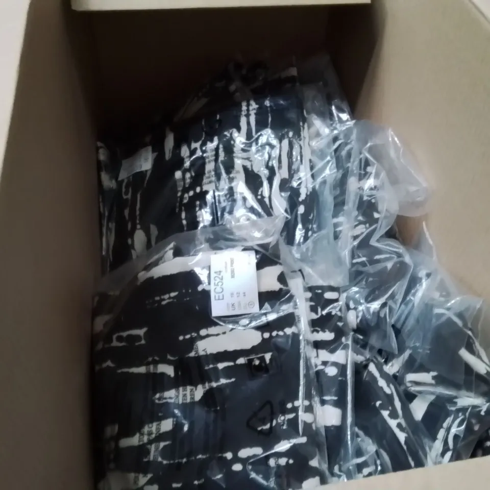 BOXED BRAND NEW APPROXIMATELY 25 JD WILLIAMS OVERSIZED BLOUSE MONO PRINT SIZE 16