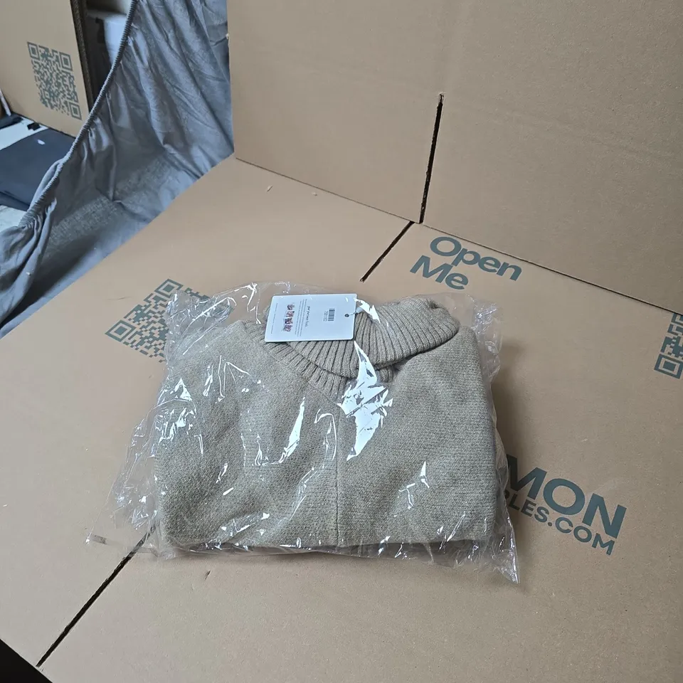 BOX OF APPROXIMATELY 10 ASSORTED CLOTHING AND ACCESSORIES ITEMS 