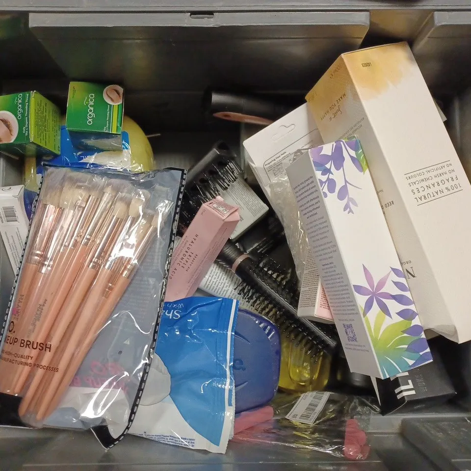 BOX OF APPROX 20 ASSORTED HEALTH AND BEAUTY ITEMS TO INCLUDE - HAWAIIAN TROPIC SILK HYDRATION - SOAP GLORY BODY BUTTER - SHEA MOISTURE STRENGTHEN & RESTORING LEAVE IN CONDITIONER ECT