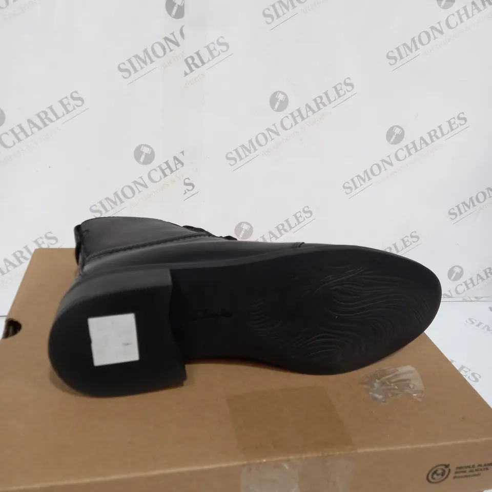 BOXED PAIR OF CLARKS BOOTS IN BLACK LEATHER - SIZE 7