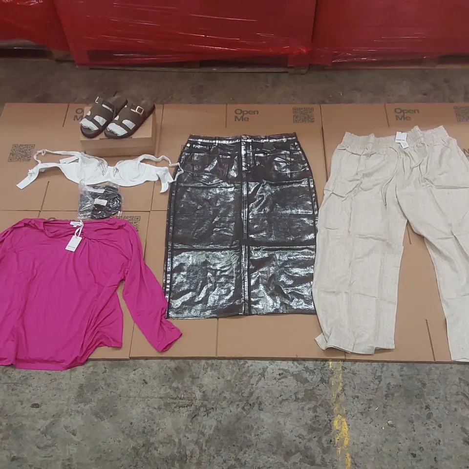 PALLET CONTAINING APPROXIMATELY 300x BRAND NEW ASSORTED DESIGNER CLOTHING ITEMS INCLUDING: ANTHOLOGY SANDALS, SIMPLY BE TROUSERS, JD WILLIAMS SKIRT, JD WILLIAMS TOP, PRETTY SECRETS BRAS ECT