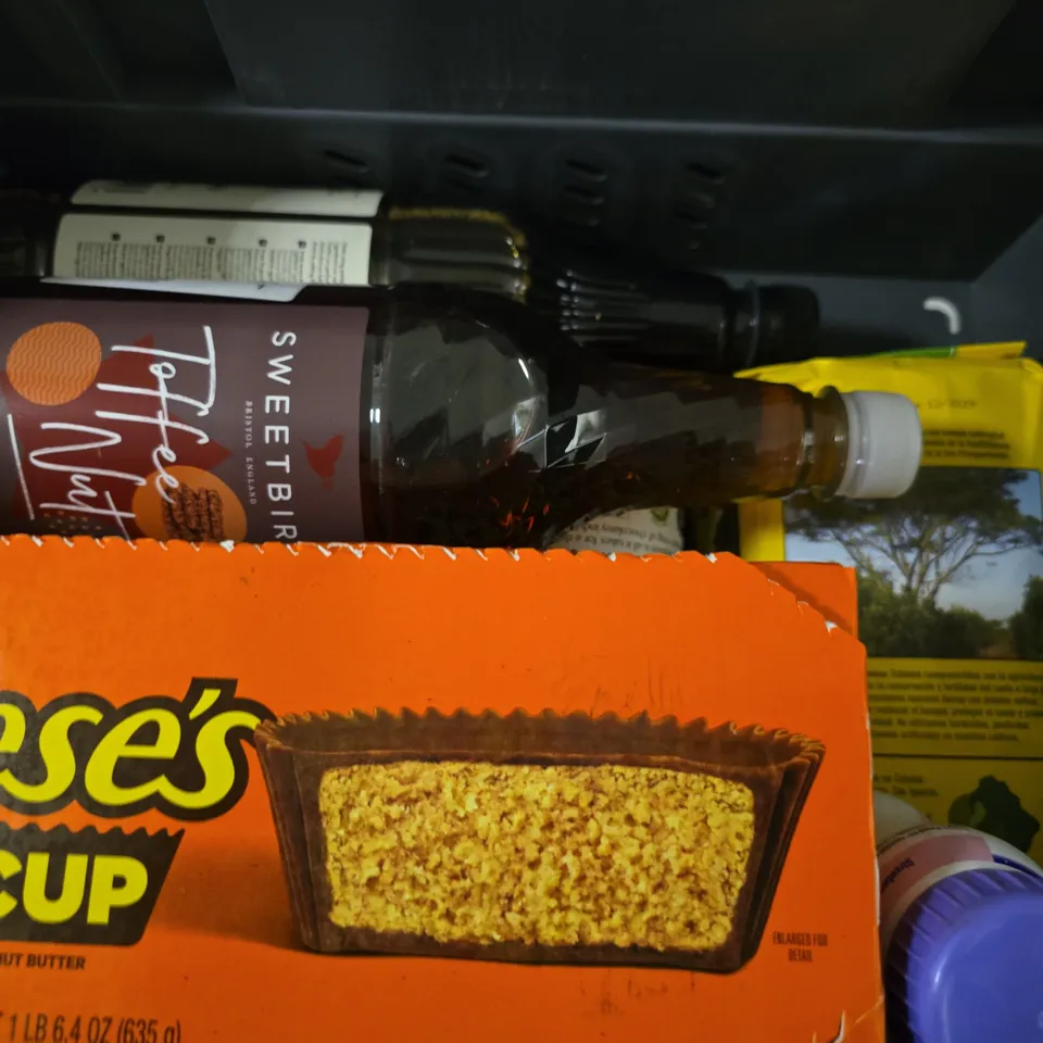 APPROXIMATELY 10 ASSORTED FOOD & DRINK ITEMS TO INCLUDE - GNAW TOTALLY NUTS , TONYS CHOCOLATE BAR , NOMU SKINNY HOT CHOCOLATE ETC