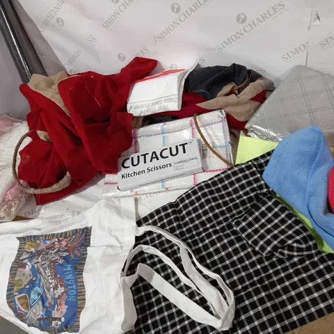 ASSORTED ITEMS TO INCLUDE: CUTACUT KITCHEN SCISSORS, MICROFIBRE CLOTHS, CANVAS BAG, ROLL OF WALLPAPER ETC