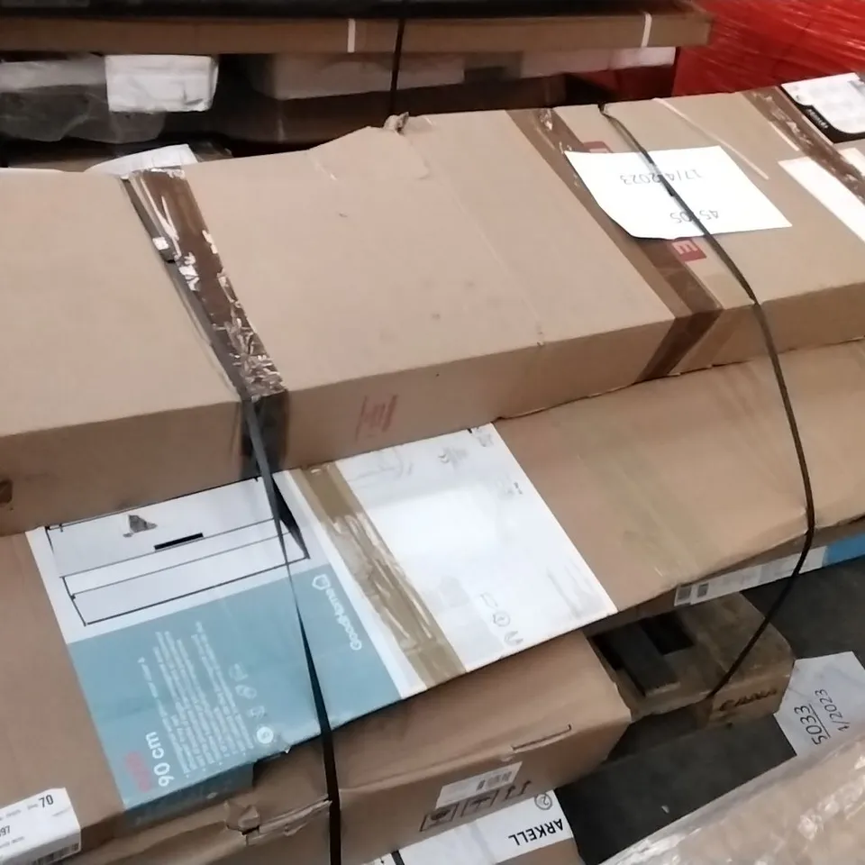 PALLET OF ASSORTED SHOWER PANELS, DOORS AND TRAYS