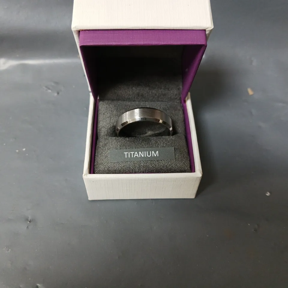 BREAVERBROOKS BEVELLED EDGE TITANIUM RING 