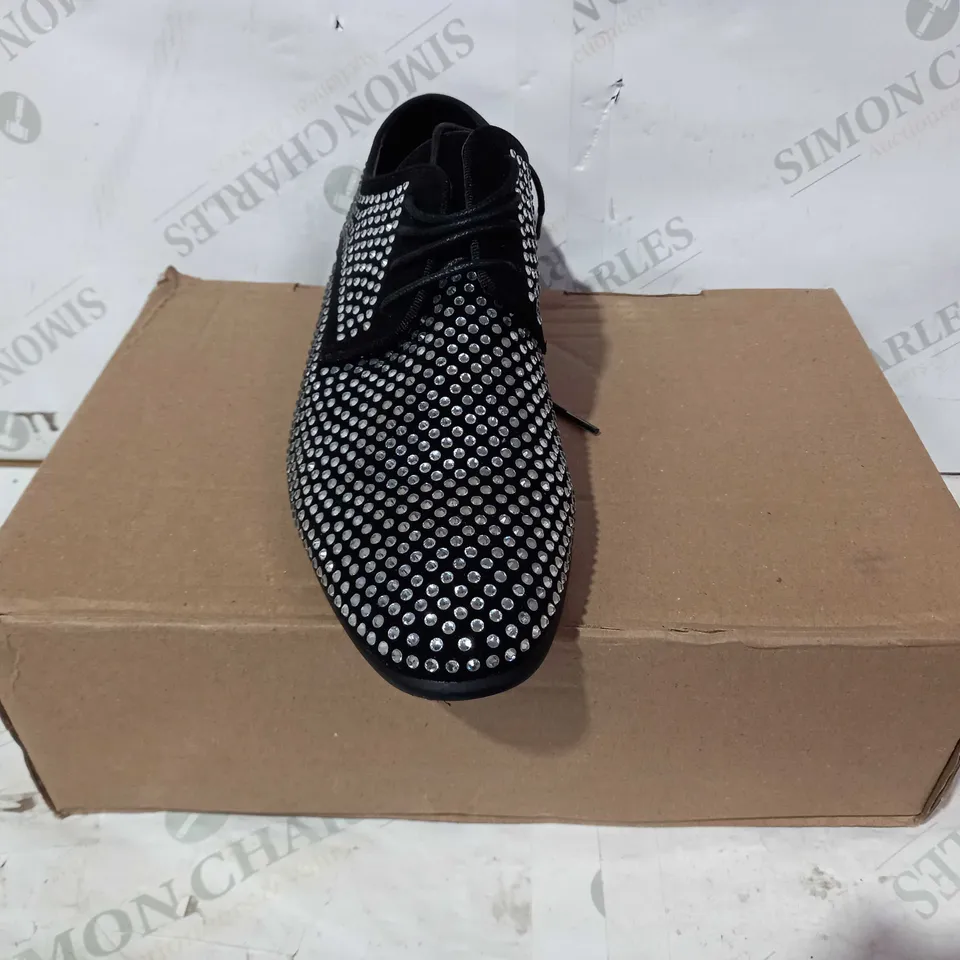 BOXED PAIR OF ASOS DESIGN SHOES IN BLACK WITH JEWEL EFFECT UK SIZE 9