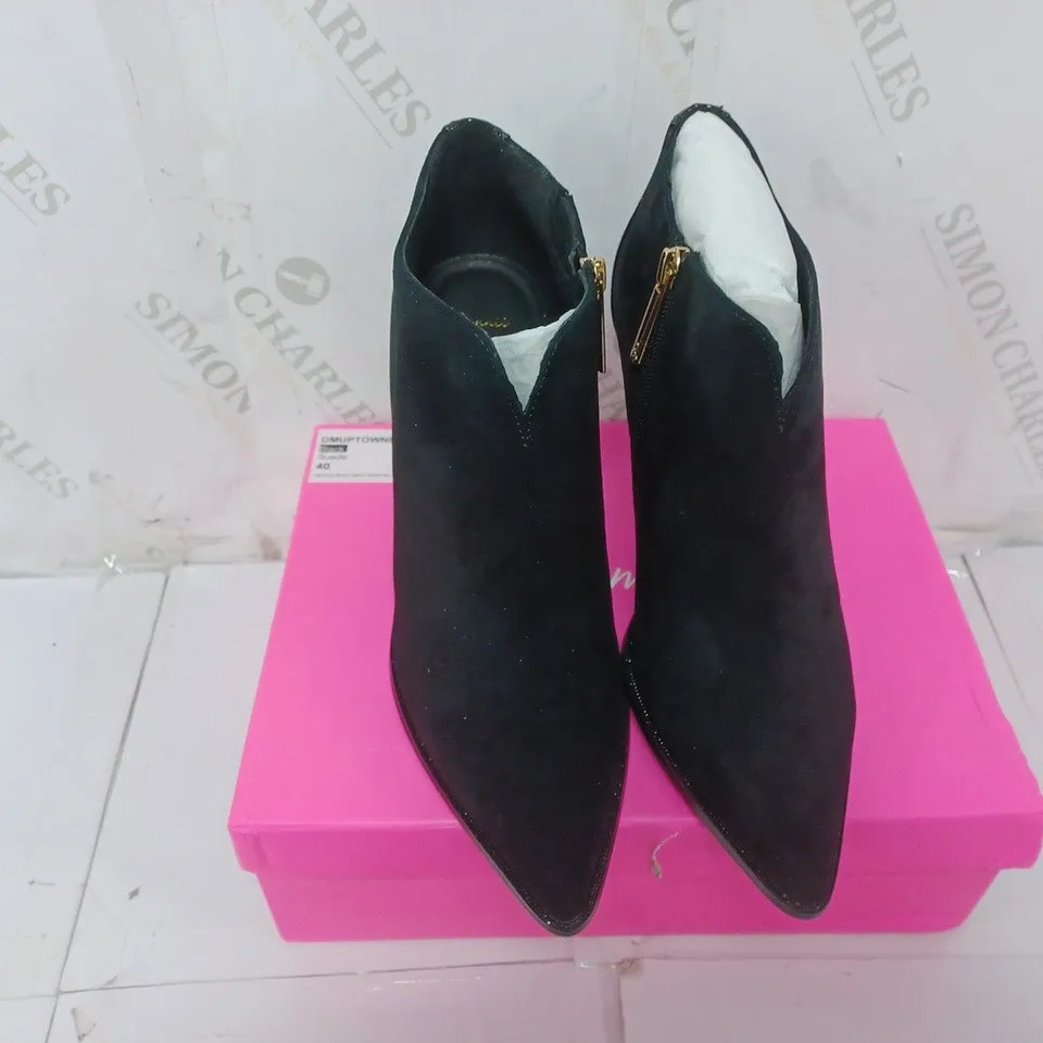 BOXED PAIR OF DANNII MINOGUE UPTOWN BOOTS IN BLACK SUEDE SIZE 7