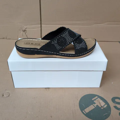 BOXED PAIR OF JO & JOE CUBA WOMENS MULE SANDALS IN BLACK - SIZE 5
