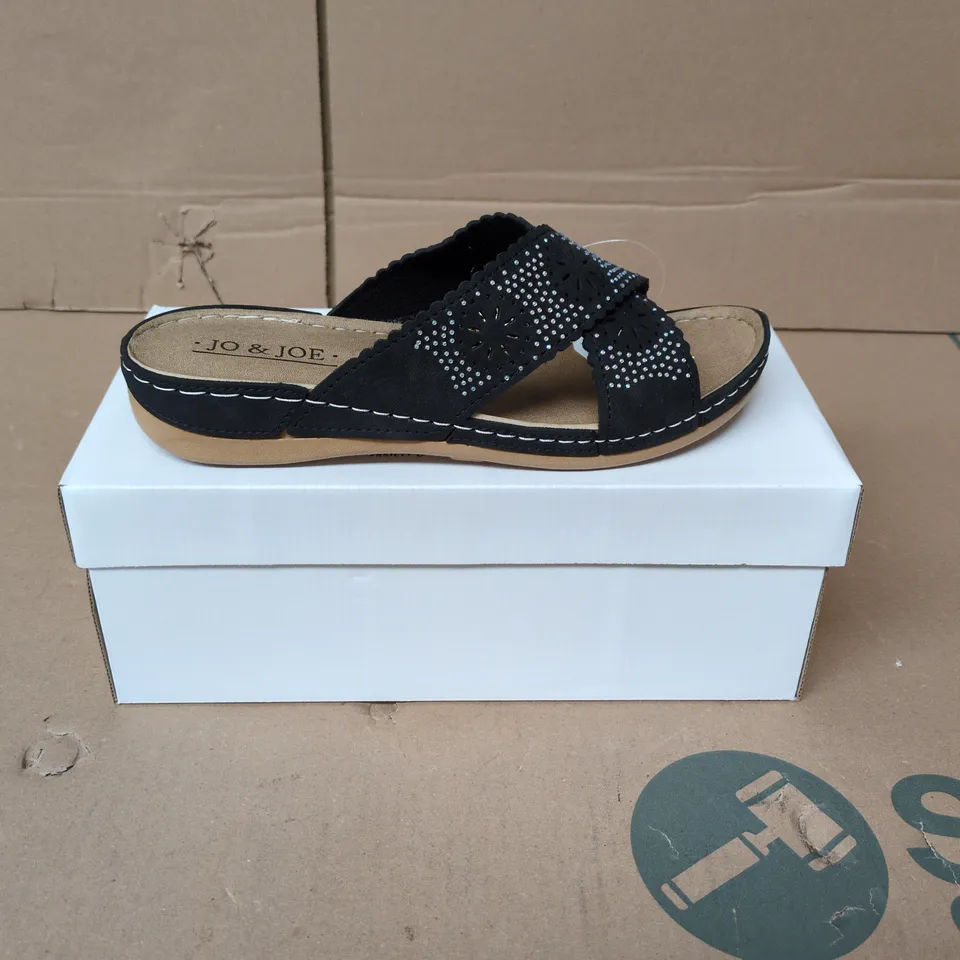 BOXED PAIR OF JO & JOE CUBA WOMENS MULE SANDALS IN BLACK - SIZE 5