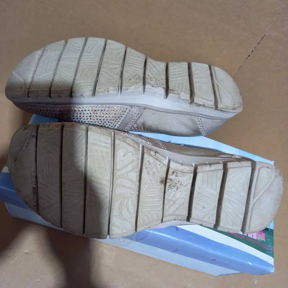 SKECHERS FLEX RENEW SHIMMER SHOW SLIP ON SHOES - SIZE 6