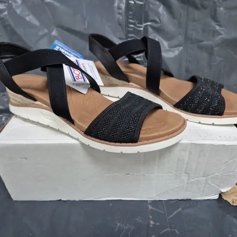 BOXED PAIR OF SKECHERS ARCH FIT SANDALS IN BLACK SIZE 6