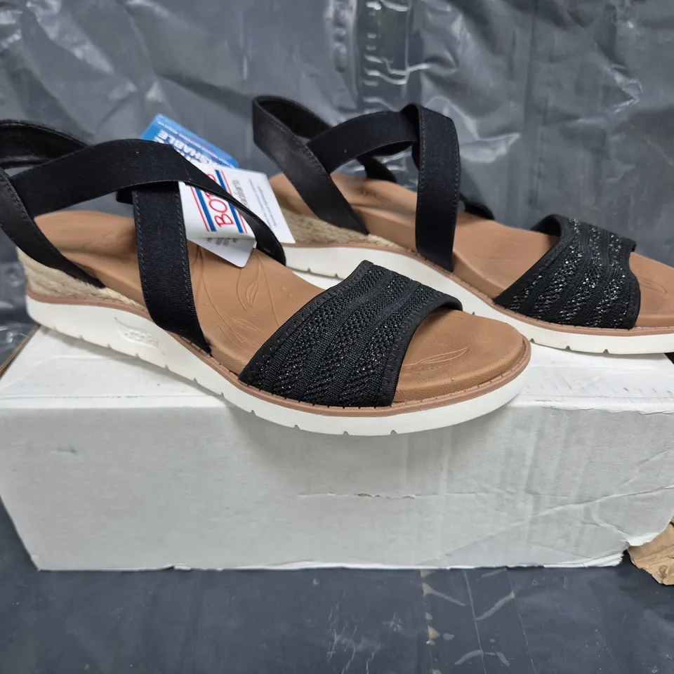 BOXED PAIR OF SKECHERS ARCH FIT SANDALS IN BLACK SIZE 6