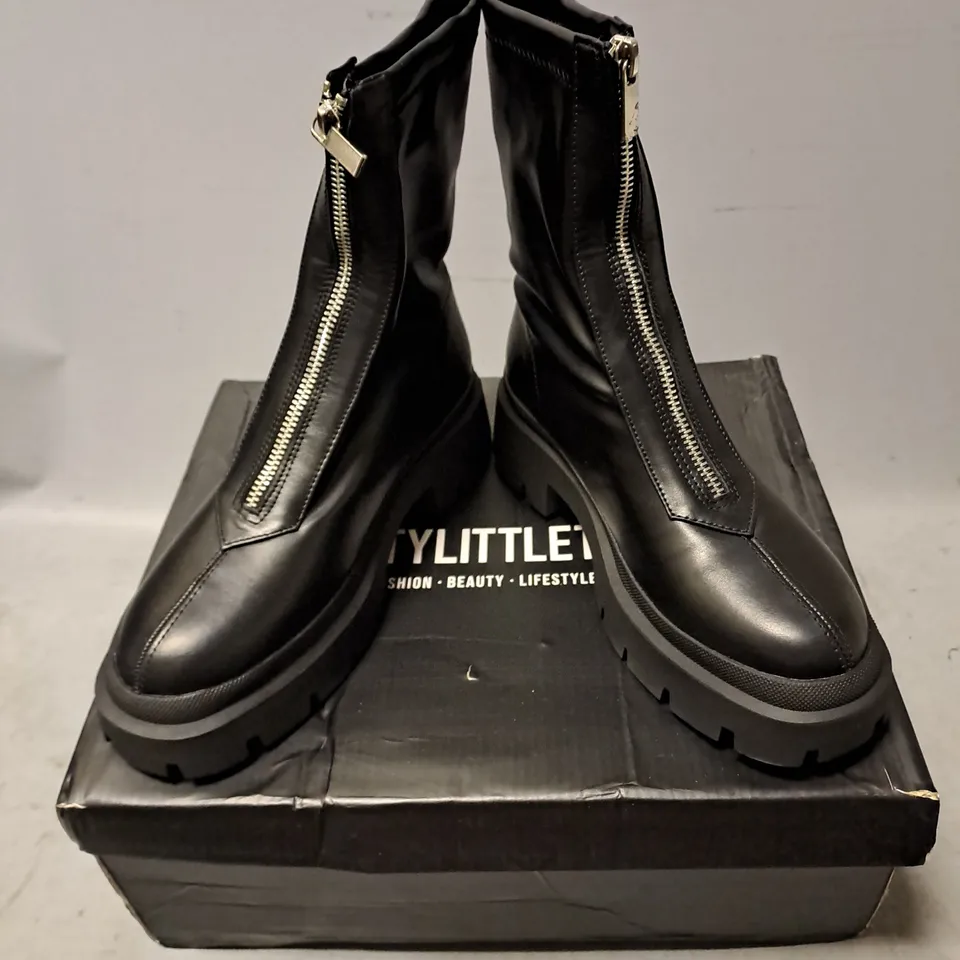 BOXED PAIR OF PRETTYLITTLETHING FAUX LEATHER CHUNKY ZIP DETAIL BOOTS IN BLACK SIZE 4