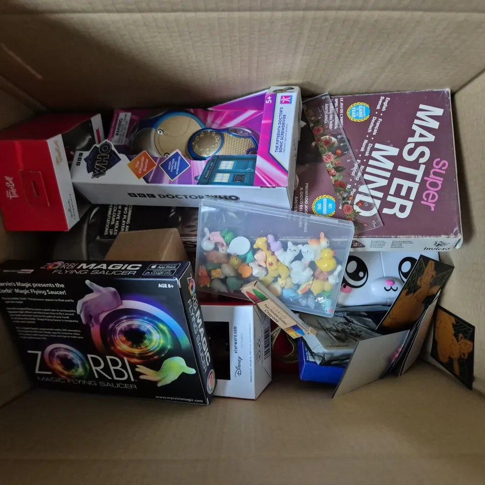 APPROXIMATELY 12 ASSORTED TOYS & GAMES TO INCLUDE INVICTA MASTERMIND GAME, DOCTOR WHO 15TH DR SCREWDRIVER, DISNEY CHEWBACCA CHRISTMAS TREE ONRNAMENT, ETC