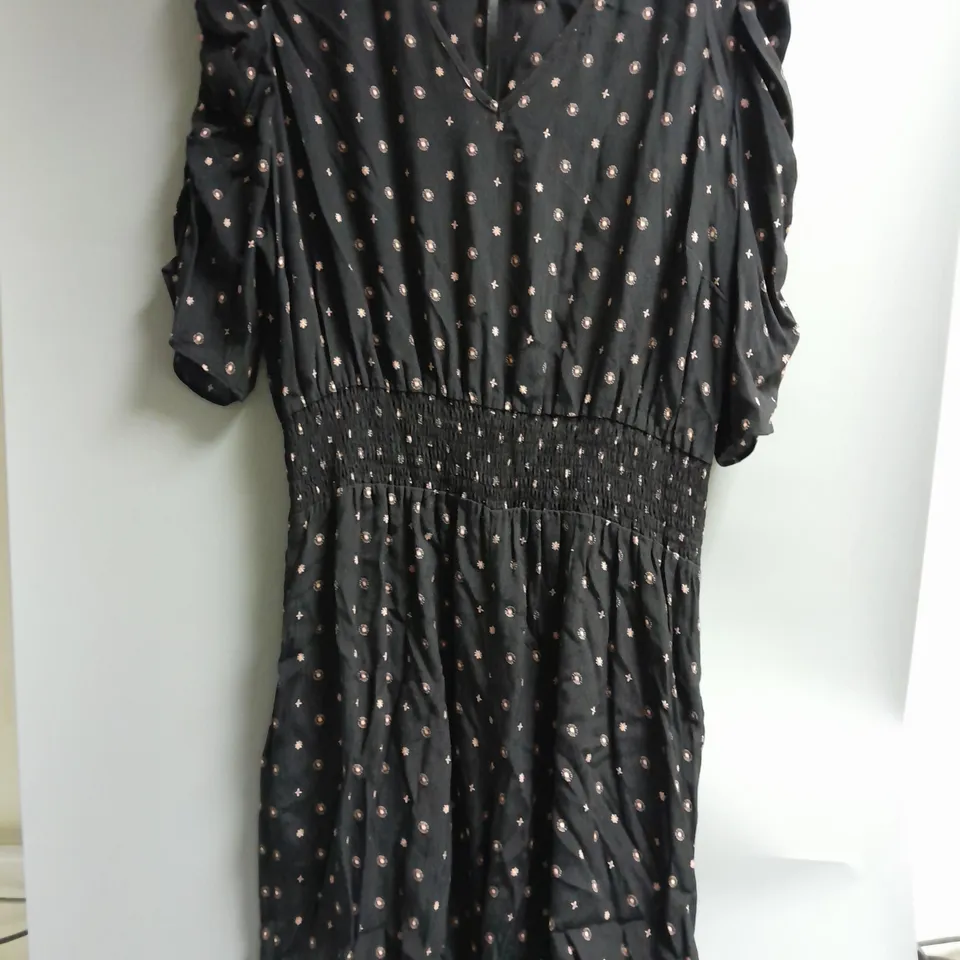 APPROXIMATELY 8 ASSORTED WOMEN'S CLOTHING TO INCLUDE DRESSES AND JUMPSUIT 