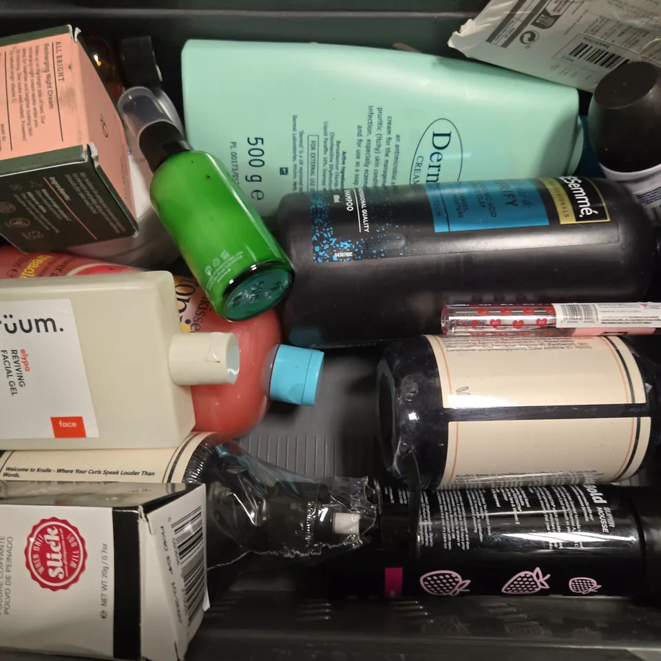 APPROXIMATELY 10 ASSORTED HEALTH & BEAUTY ITEMS TO INCLUDE - PEARL DROPS WHITER TEETH , TRESEMME COLOUR , VERDEN HAND & BODY WASH ETC