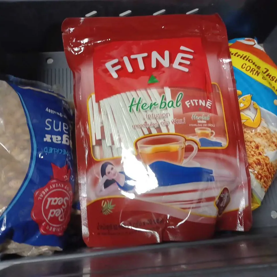 BOX OF ASSORTED FOOD ITEMS TO INCLUDE FITNE TEABAGS - A KILO OF SPICE - NESTLE CEREVITA 