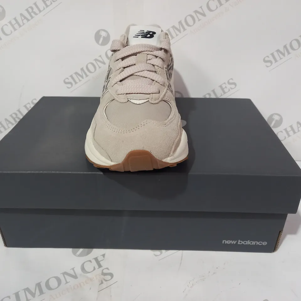 BOXED PAIR OF NEW BALANCE TRAINERS IN SANDSTONE COLOUR UK SIZE 5.5