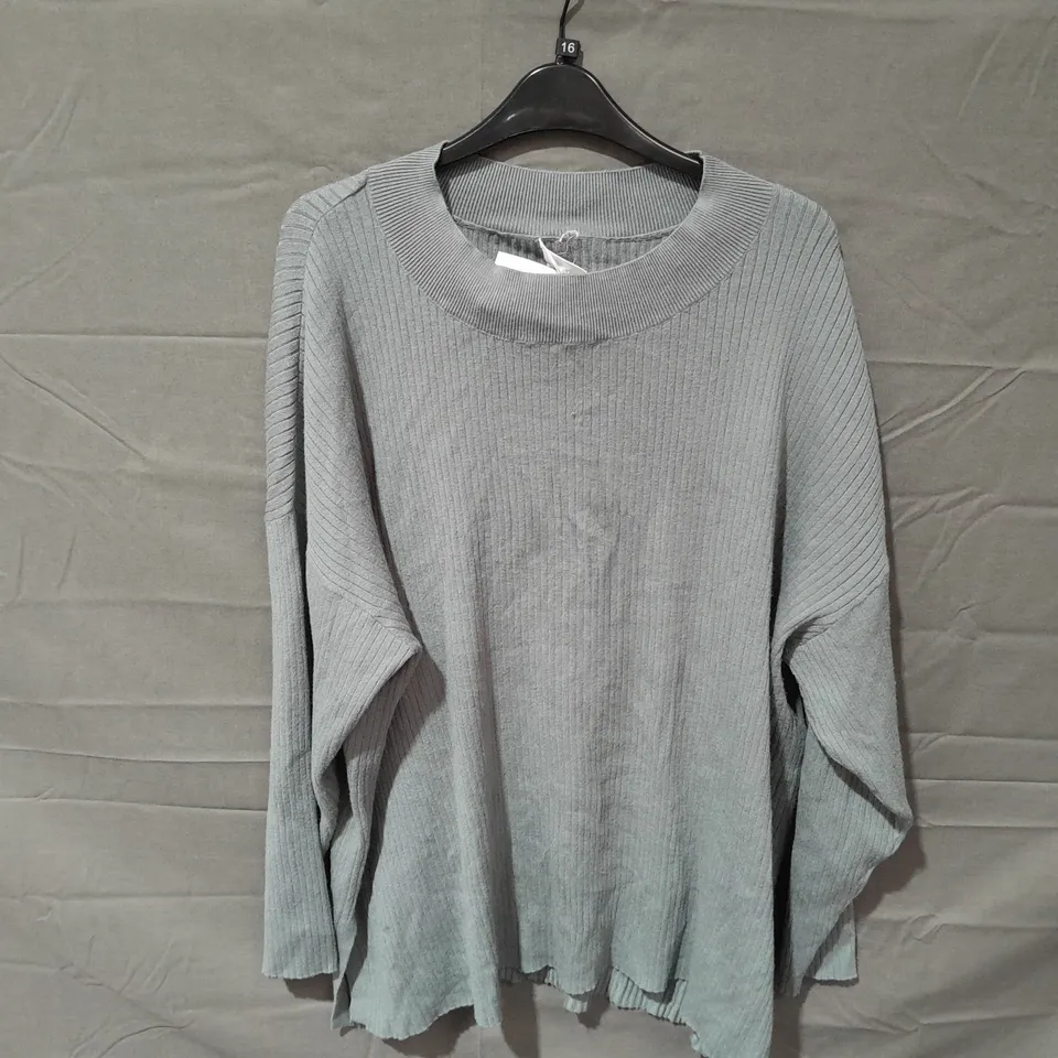 APPROXIMATELY 10 ASSORTED ITEMS OF WOMEN'S CLOTHING TO INCLUDE WYNNE LAYERS TOP SIZE M, WYNNE LAYERS SWEATER SIZE 3XL, D&CO TOP SIZE S