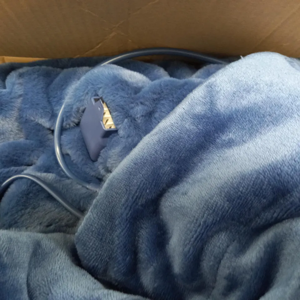 BOXED BLUE HEATED BLANKET WITH WIRED CONNECTION