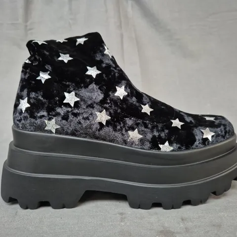 BOXED PAIR OF KOI CELESTIAL DUSK TRIDENT VELVET LONG BOOTS IN NIGHT SKY UK SIZE 6
