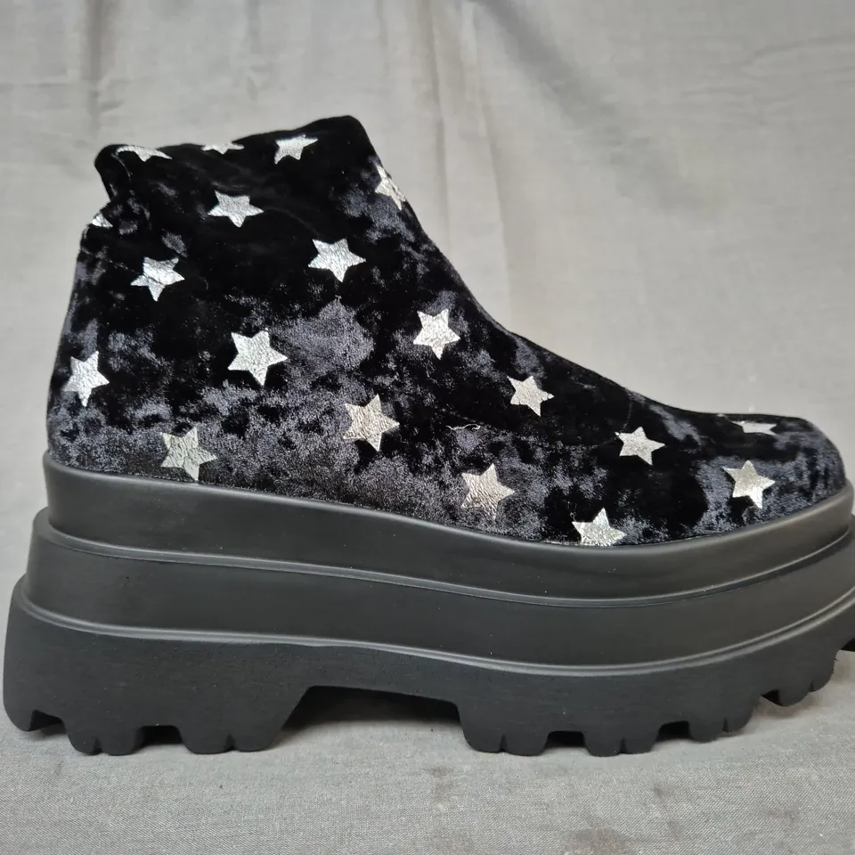 BOXED PAIR OF KOI CELESTIAL DUSK TRIDENT VELVET LONG BOOTS IN NIGHT SKY UK SIZE 6