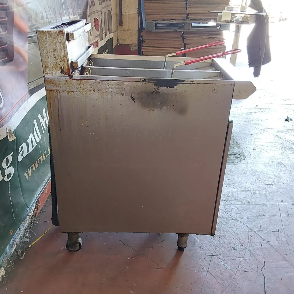 BLUE SEAL GT46 TWIN TANK GAS FRYER