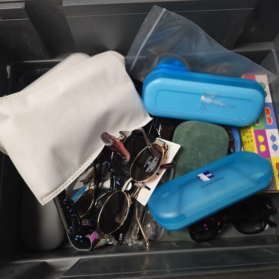 APPROXIMATELY 15 ASSORTED SUNGLASSES/SPECTACLES IN VARIOUS DESIGNS