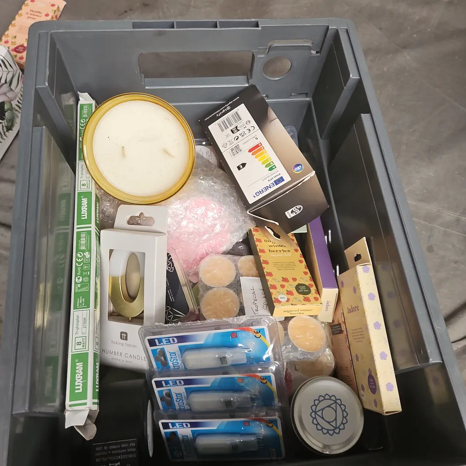 APPROXIMATELY 15 ASSORTED HOUSEHOLD ITEMS TO INCLUDE YANKEE CANDLE, STONEGLOW CANDLE, ETC 