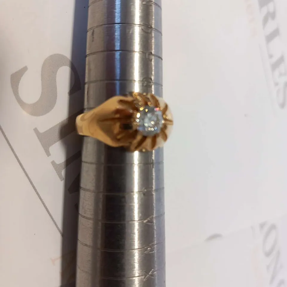 18CT ELLOW GOLD GENTS RING SET WITH A NATURAL DIAMOND WEIGHING +0.90CT