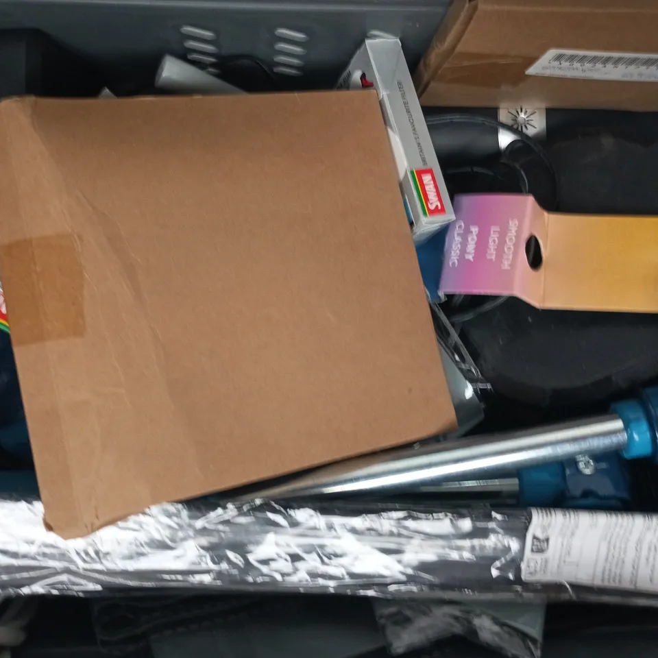 APPROXIMATELY 10 ASSORTED HOUSEHOLD ITEMS TO INCLUDE SWAN, VANYARLIFE, ETC