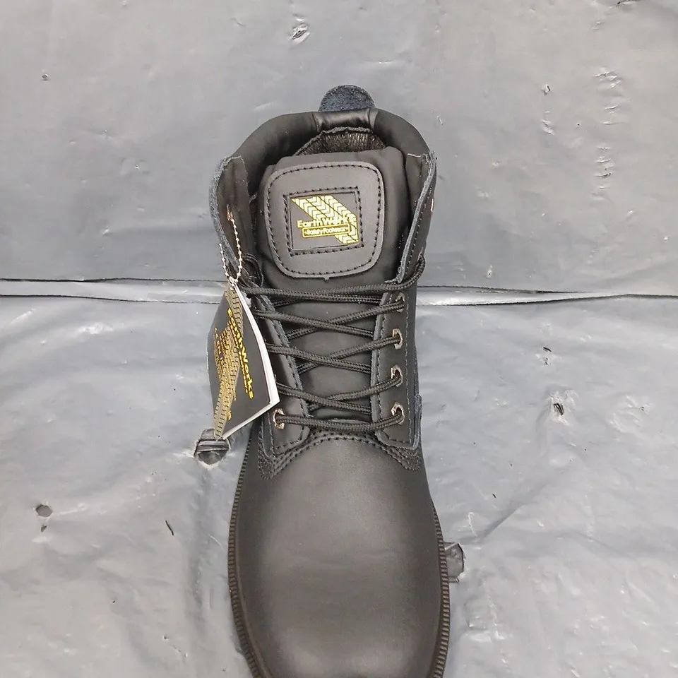 PAIR OF EARTHWORKS SAFETY BOOTS IN BLACK - 11