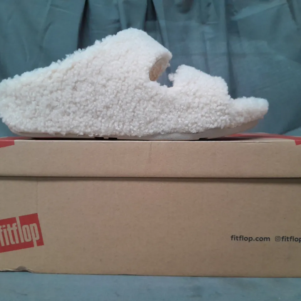 BOXED PAIR OF FITFLOP OPEN TOE FLEECE SANDALS IN IVORY UK SIZE 8