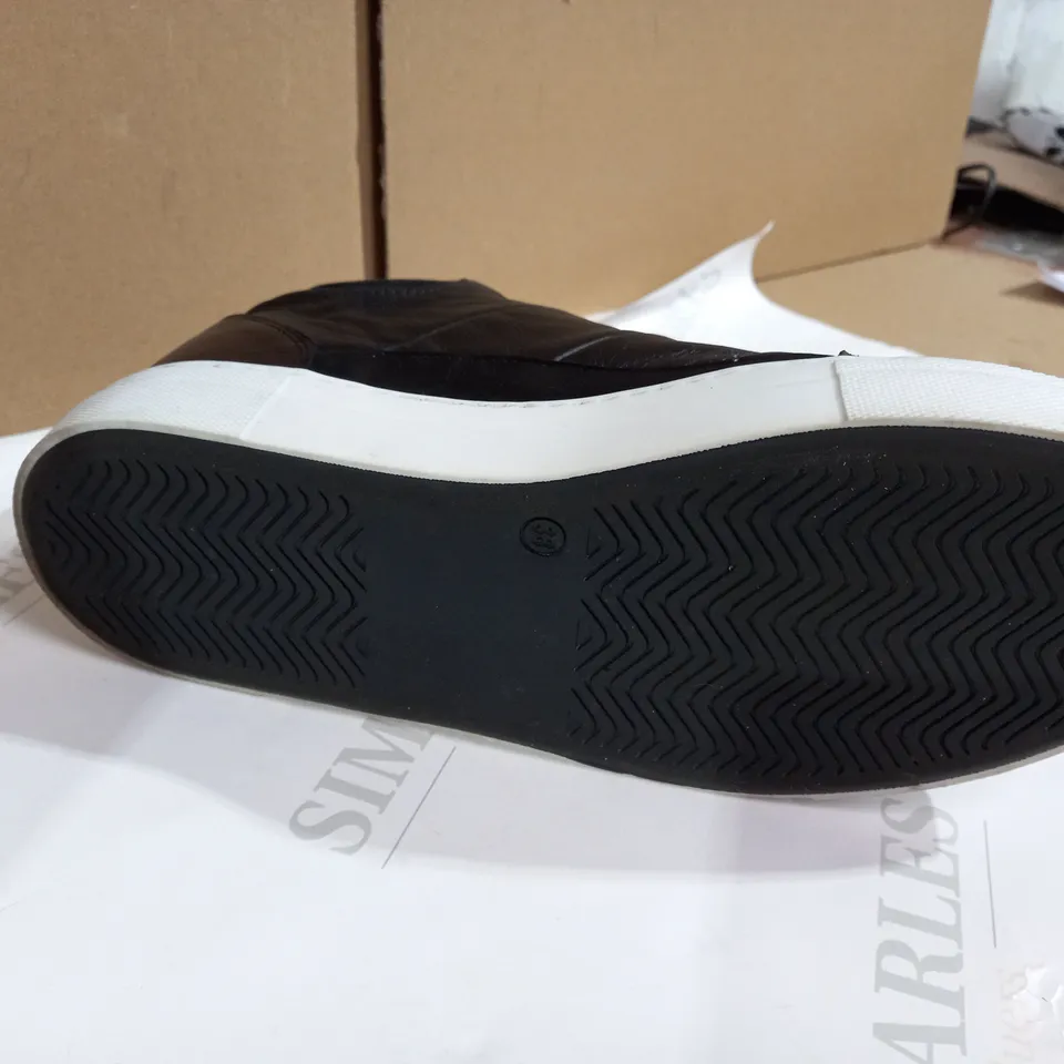 MODA BLACK TRAINERS SIZE 5