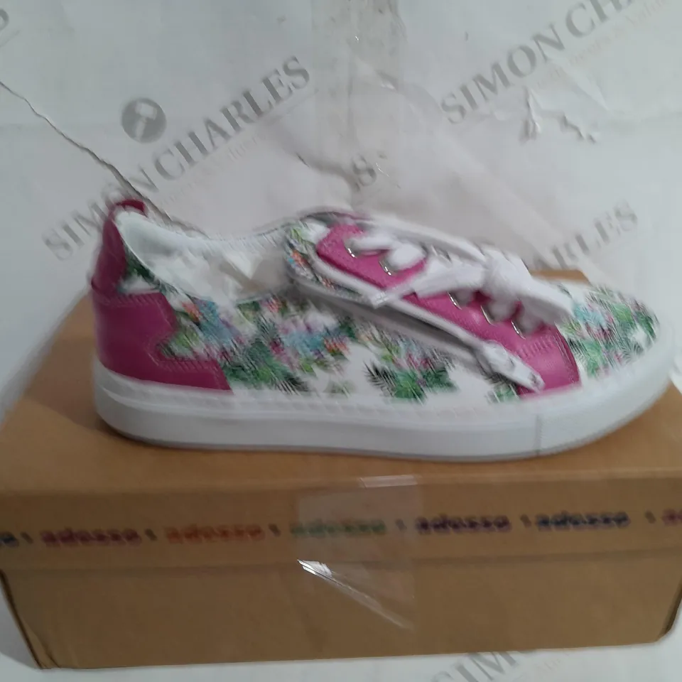 BOXED ADESSO FAYE ZIP TRAINER IN WHITE - SIZE 3 